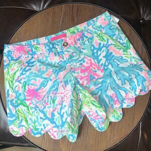 Lilly Pulitzer Coral Bay scalloped 4’ shorts size 8